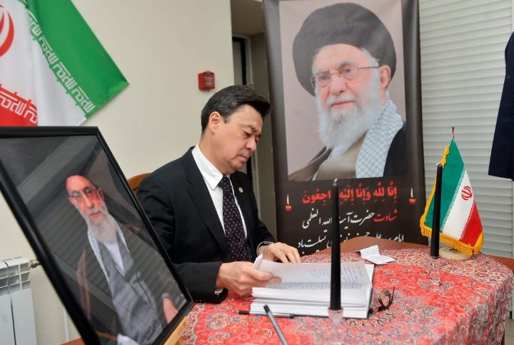 Депутатлар Иранның Казандагы Генераль Консуллыгының кайгы уртаклашу китабында язу калдырды