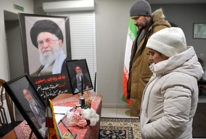 Депутатлар Иранның Казандагы Генераль Консуллыгының кайгы уртаклашу китабында язу калдырды