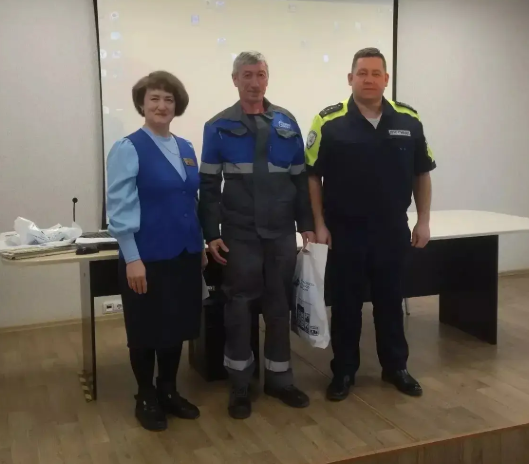 Балтач автоинспекторлары шоферларга бүләк тапшырган