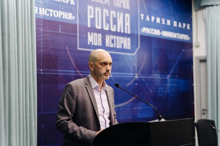 Азат Кадыйров Казанда «Россия - минем тарих» тарихи паркы мәйданчыгында «Тоталь диктант» укыды