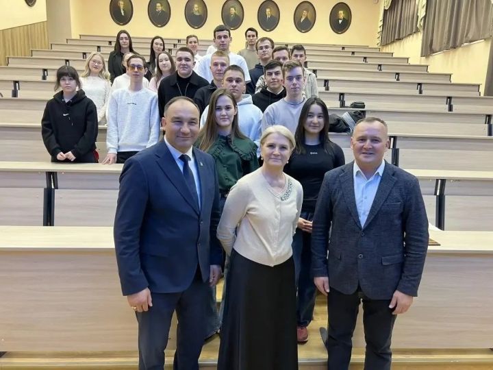 Балтач җитәкчеләре якташ студентлары белән очрашты