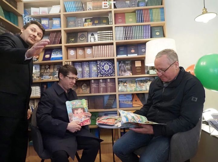 Казанда Татарстан китап нәшриятының яңартылган кибете ачылышыннан ФОТОРЕПОРТАЖ