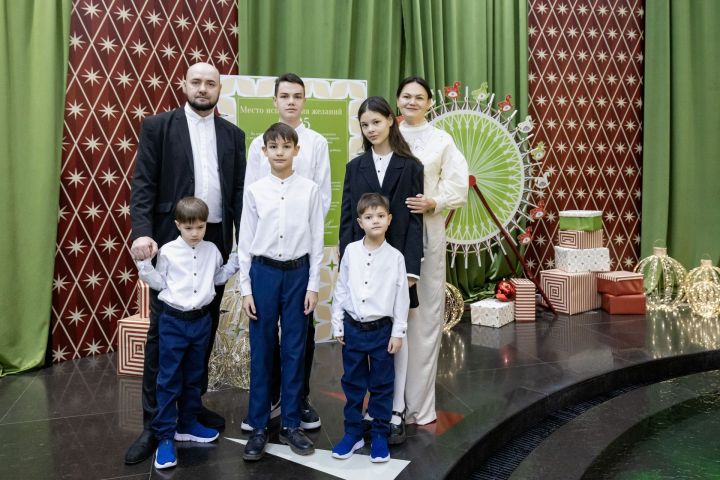 Балалары көч бирә