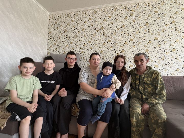 Тугыз бала тәрбияләүче Ситдыйковлар: «Ярдәм сорап йөргәнебез юк»