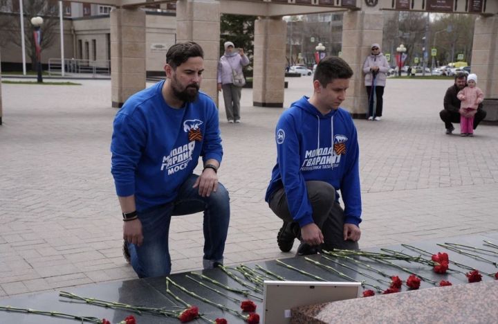 Татарстанның яшь гвардиячеләре Одессаның профсоюзлар йортындагы фаҗига корбаннарын искә алдылар