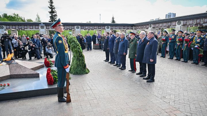 Рөстәм Миңнеханов һәм Минтимер Шәймиев Җиңү паркында Бөек Ватан сугышы геройларын искә алдылар