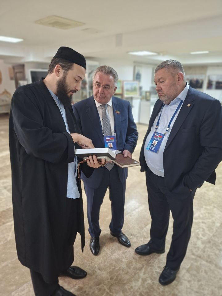 Татарстан парламенты делегациясе әгъзалары Минскидагы собор мәчетендә булды