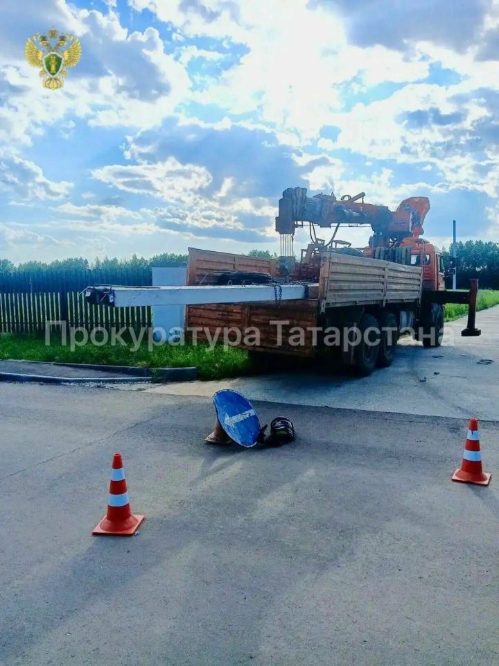 Яшүсмер йөк машинасы арбасыннан чыгып торган баганаларга самокат белән бәрелеп үлгән