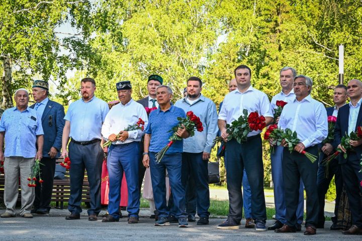 Татарстан Рәисе һәм Омск өлкәсе Губернаторы Омскта Муса Җәлилгә һәйкәл ачтылар