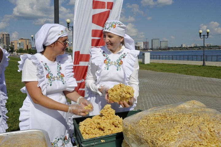 Буй җитмәслек чәкчәк: Казанда милли ризык белән дөнья рекорды куелды
