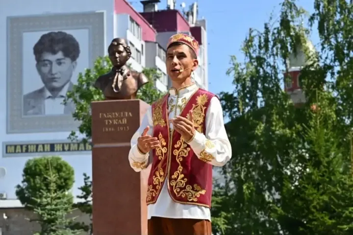 Рөстәм Миңнеханов Казахстанда Габдулла Тукайга бюст ачуда катнашты