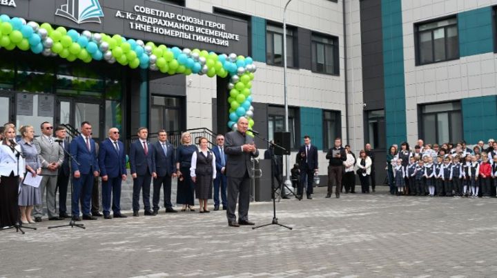 Марат Әхмәтов Әгерҗе укучыларын Белем көне белән котлады