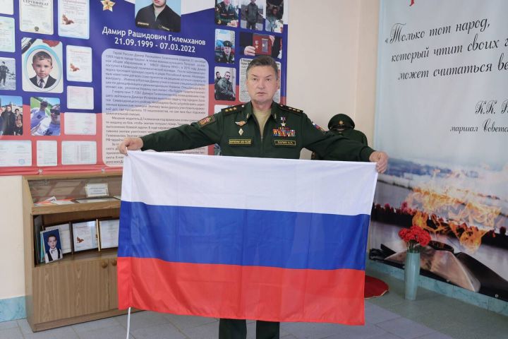 Россия Герое Александр Лапин Дәүләт Думасына сайлауда тавыш бирде