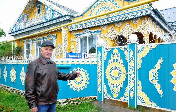 Капкасыннан күренә: калайга төренеп бетсә дә, бизәкле авыл йортлары очрый әле