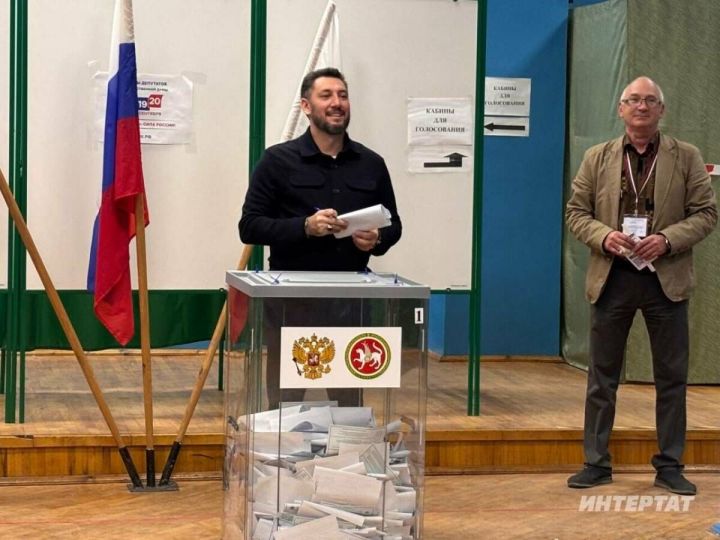 Фирдүс Тямаев сайлау участогына уллары һәм төркеме белән килгән