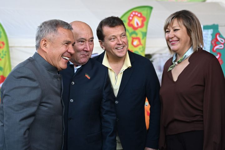 «Быел бигрәк нык әзерләнгәннәр»: Рөстәм Миңнеханов «Осталар шәһәре» ярминкә-күргәзмәсендә булды