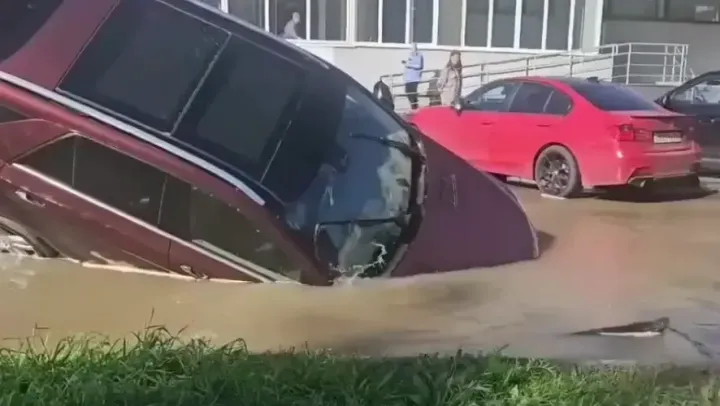 Казанда Адоратский урамында җиңел машина җир астына төшеп киткән