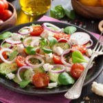 salat-pomidory-ogurcy-luk