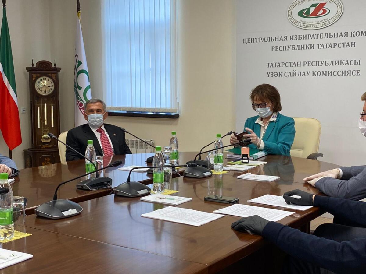 Рөстәм Миңнеханов Татарстан Президентына кандидатлыкка документлар тапшырды