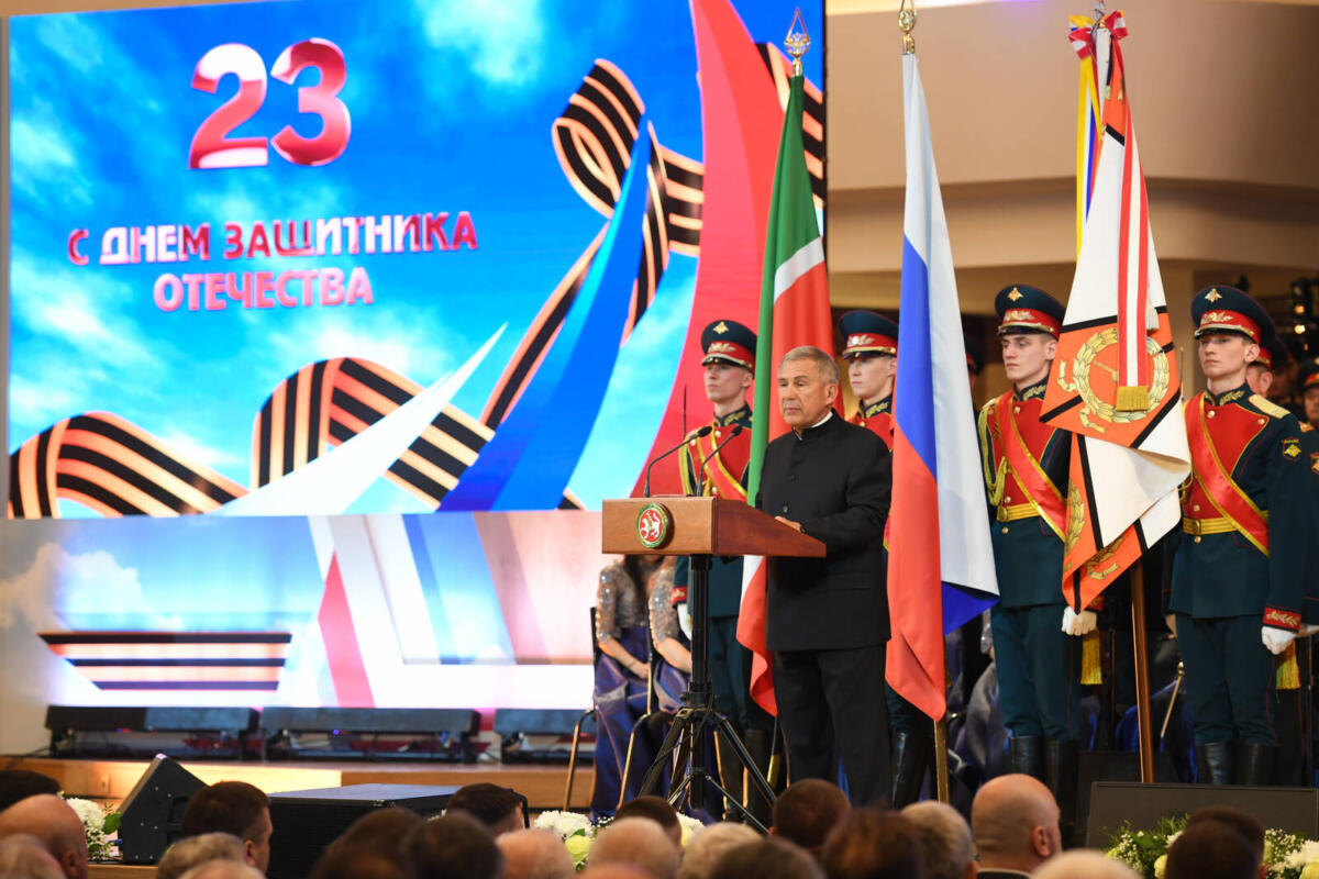 Рөстәм Миңнеханов: Ватанны саклаучылар көне бәйрәме Ватанга тугрылык һәм хезмәт итү символына әверелде