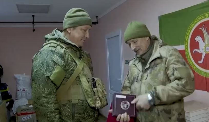 Рөстәм Миңнеханов махсус хәрби операция зонасындагы Татарстан хәрбиләрен бүләкләү турындагы видео урнаштырган